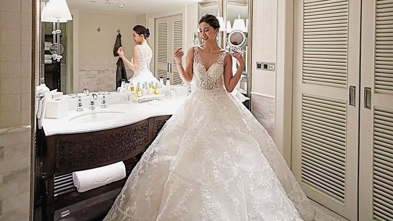 อีกไม่กี่เดือนก็จะเข้าพิธีวิวาห์กะ พี่โดม-ปกรณ์ แล้ว แววเจ้าสาวเริ่มเปล่งออร่า เห็นจาก เมทัล สุขขาว ใส่ชุดวิวาห์แล้วโพสต์ให้ดู อู้หู สวยอย่างกะเจ้าหญิง อิจฉา พี่โดม จัง!