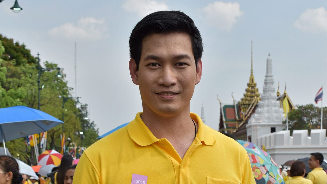 ท่ามกลางอากาศร้อน 40 องศา แต่ อ๊อฟ อัครพล ผู้ประกาศข่าวช่อง 8 เดินฉีดฟ็อกซี่ให้กับชาวบ้านที่มานั่งเฝ้าฯรับเสด็จได้เย็นชุ่มฉ่ำกันทั่วถึง.