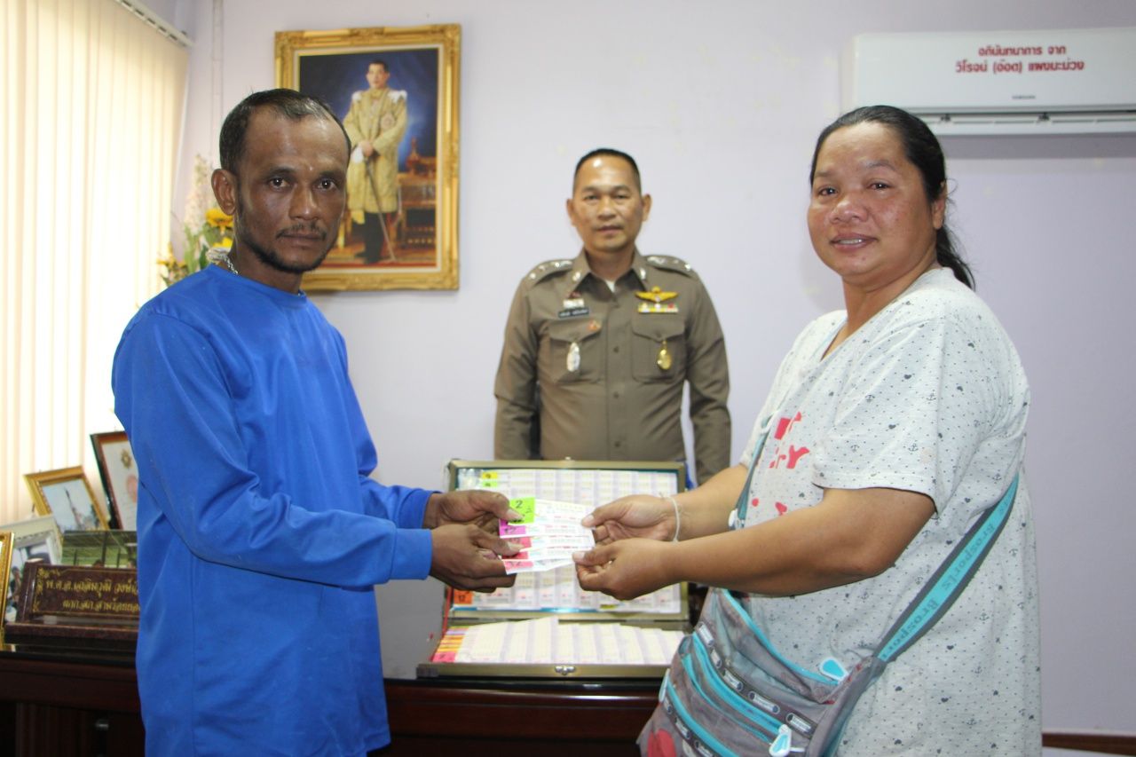 นางวงเดือนมอบลอตเตอรี่และเงิน 3,000 ให้นายมนตรีเพื่อเป็นสินน้ำใจ