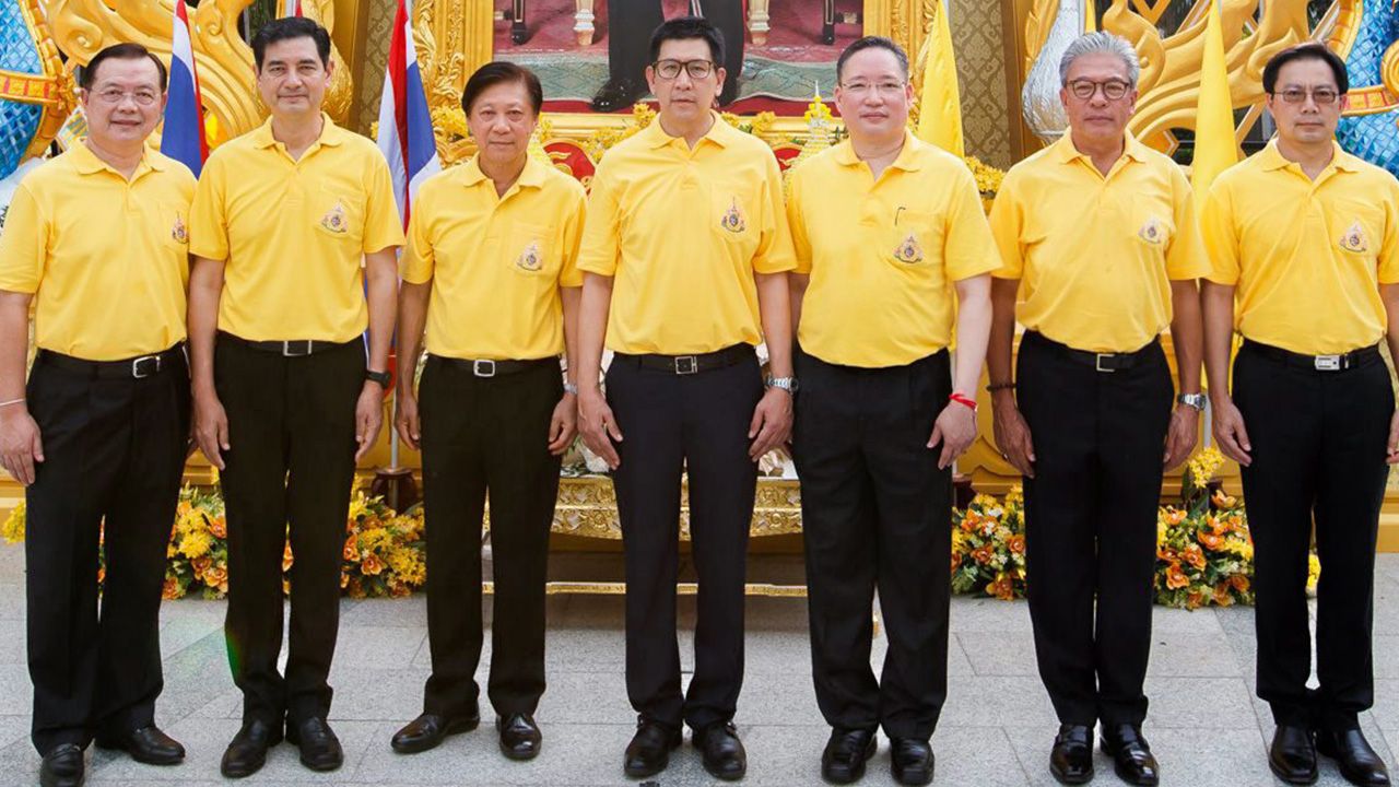 เฉลิมพระเกียรติ ดร.เอกนิติ นิติทัณฑ์ประภาศ และ ผยง ศรีวณิช จัดกิจกรรม “เฉลิมราชย์จอมราชา รวมใจกรุงไทย รักภักดีถวาย” เพื่อเฉลิมพระเกียรติในโอกาสพระราชพิธีบรมราชาภิเษก โดยมี นนทิกร กาญจนะจิตรา มาร่วมงานด้วย ที่ธนาคารกรุงไทย สำนักงานใหญ่ วันก่อน.