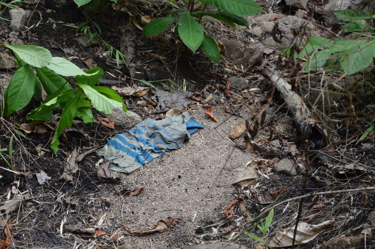 เศษเสื้อผ้าของผู้เสียชีวิต