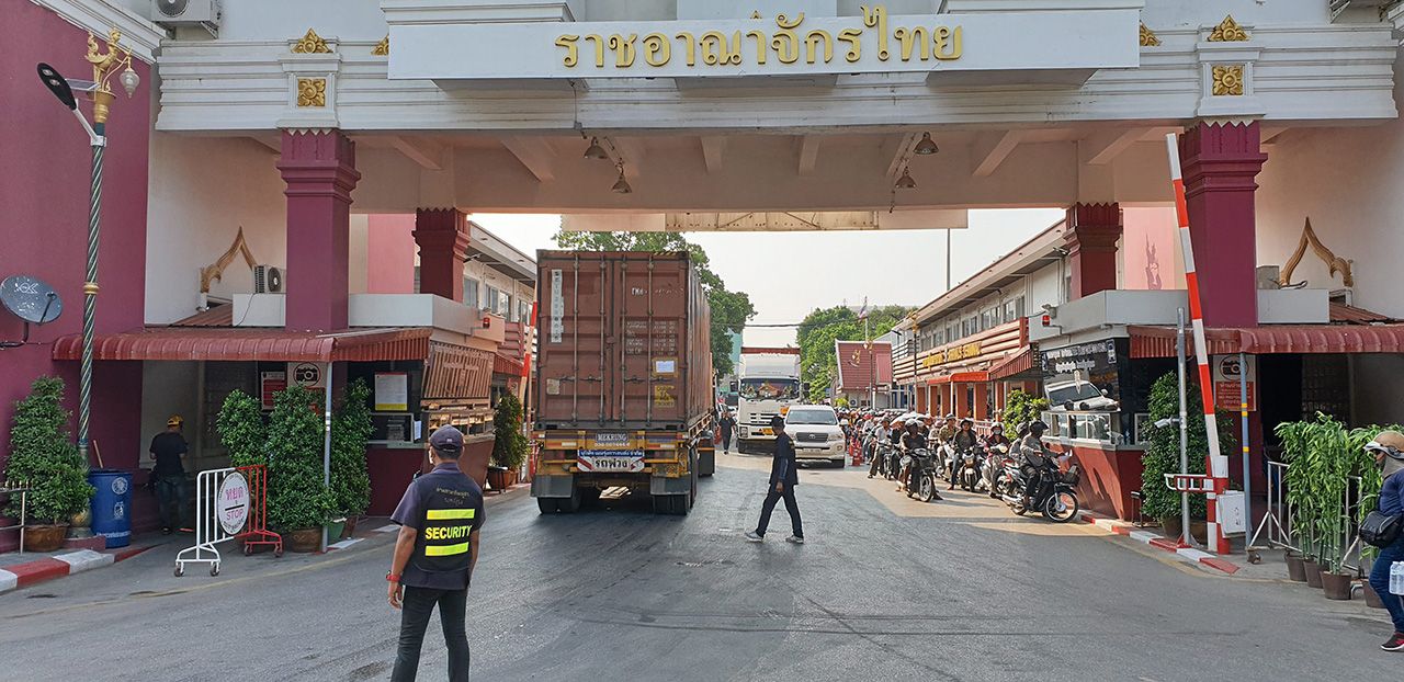 บริเวณด่านชายแดนไทย-กัมพูชา ด้าน อ.อรัญประเทศ จ.สระแก้ว แต่ละวันมีชาวไทย ชาวกัมพูชา นักท่องเที่ยว และรถขนส่งสินค้าผ่านเข้าออกจำนวนมาก.