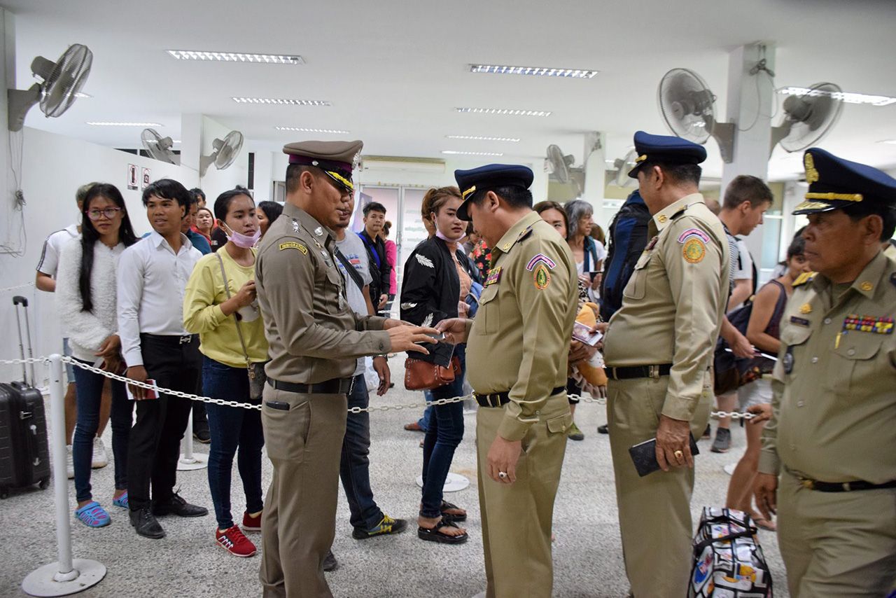 คณะ ตม.ไทย และ ตม.กัมพูชา แลกเปลี่ยนประสบการณ์การทำงานในการตรวจตราอย่างเข้มงวด เพื่อป้องกันอาชญากรรมข้ามชาติ.