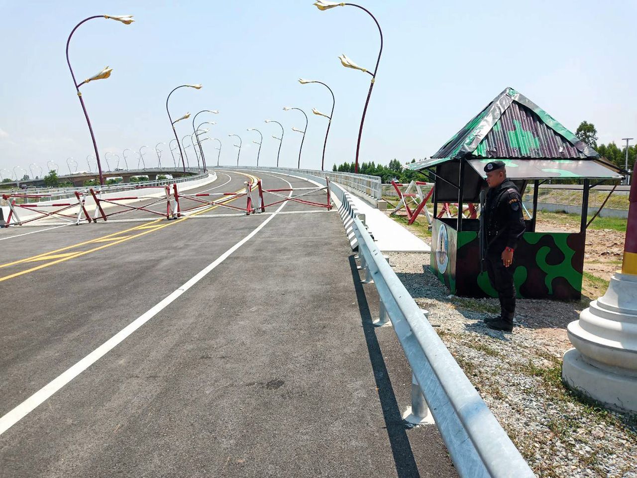 สะพานมิตรภาพไทย-กัมพูชา (หนองเอี่ยน-สตึงบท) ชายแดนบ้านหนองเอี่ยน ต.ท่าข้าม อ.อรัญประเทศ จ.สระแก้ว กลายเป็นเส้นทางสายสำคัญในการขนส่งสินค้าจาก อ.อรัญประเทศ ไปยังประเทศกัมพูชา.