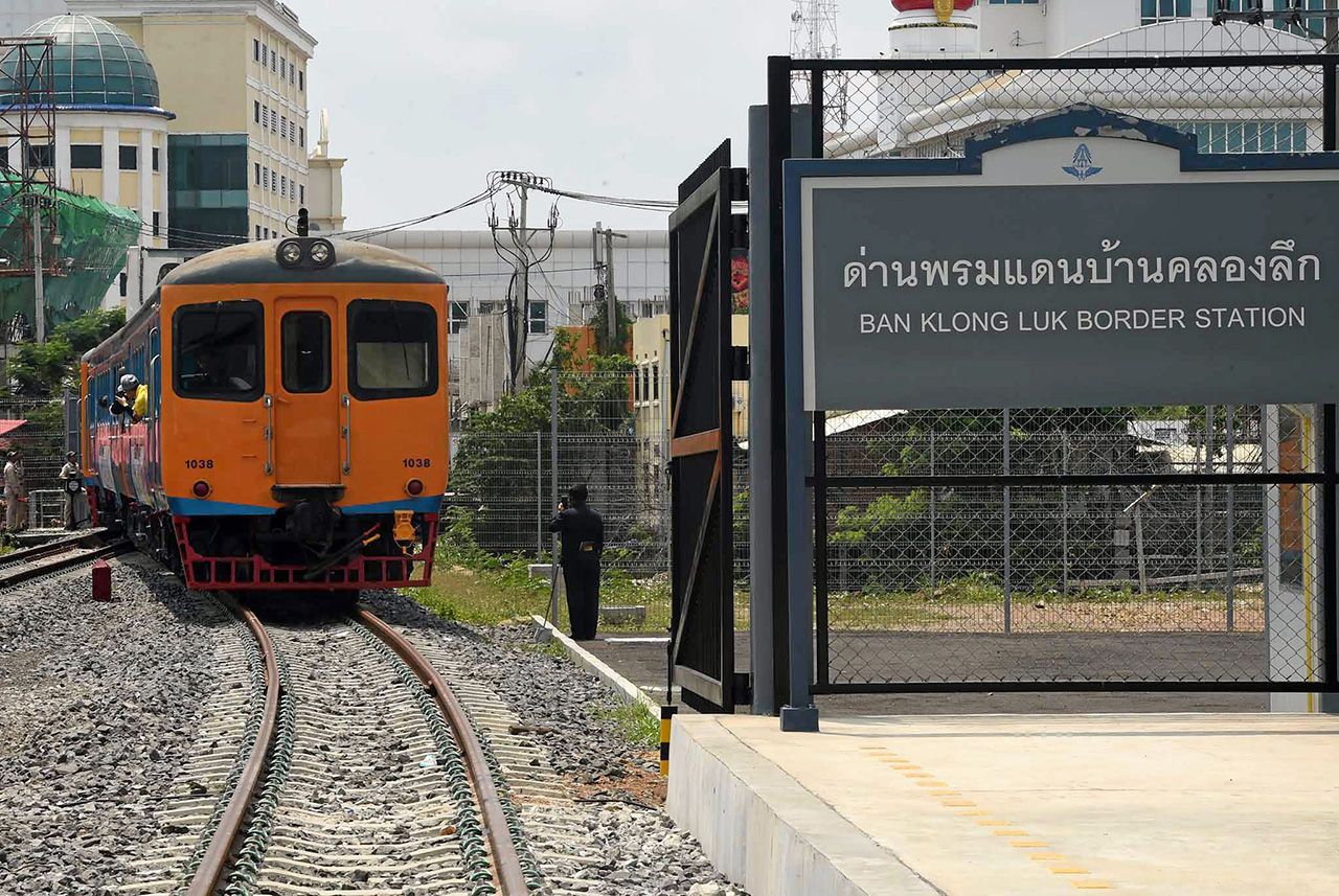 สถานีรถไฟด่านพรมแดนบ้านคลองลึก อ.อรัญประเทศ จ.สระแก้ว จุดผ่านแดนถาวรบ้านคลองลึก เป็นประตูเศรษฐกิจบานใหม่ของประเทศไทยและประเทศกัมพูชา มีการติดต่อค้าขายสะดวกยิ่งขึ้น.