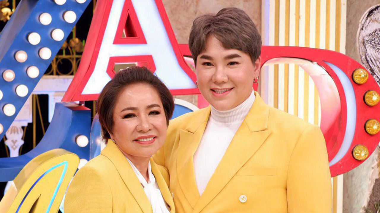 ทุ่มเงินหลักล้านพา แม่แมว วัย 65 บินไปทำศัลยกรรมที่เกาหลี เดี๋ยวนี้ ดีเจบุ๊กโกะ-ธนัชพันธ์ จะเรียก “แม่” ก็ไม่เต็มปาก เพราะว่าเห็นใบหน้าใหม่ของแม่วัยแค่ “พี่สาว” เอ๊ง.