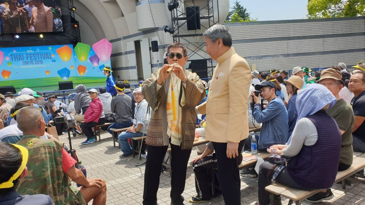 อ.ธนิสร์ ศรีกลิ่นดี ศิลปินแห่งชาติมาโชว์ลีลาขลุ่ยไทย โดยมีนายบรรสาน บุนนาค เอกอัครราชทูต ณ กรุงโตเกียว ประเทศญี่ปุ่น ยืนรับชมอยู่เคียงข้างอย่างใกล้ชิด