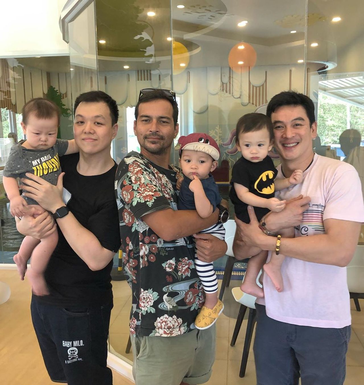 ชาคริต-เรย์ และเพื่อนสมัยชั้นประถม พาลูกๆ มาเรียนว่ายน้ำ ขอบคุณภาพจากไอจี @monkeyann_9