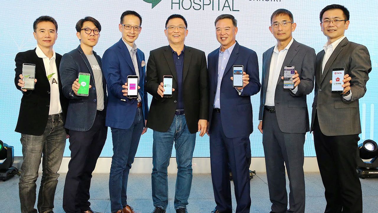 เจ๋งมาก นพ.ชัยรัตน์ ปัณฑุรอัมพร เปิดตัวบริการใหม่ “Samitivej Virtual Hospital” โรงพยาบาลเสมือนจริงในโลกออนไลน์พบแพทย์พร้อมยาส่งตรง #คลิกเดียวถึง โดยมี สาระ ล่ำซำ, อรพงศ์ เทียนเงิน และ อภิชาติ จูตระกูล มาร่วมงานด้วย ที่ รพ.สมิติเวช ศรีนครินทร์ วันก่อน.