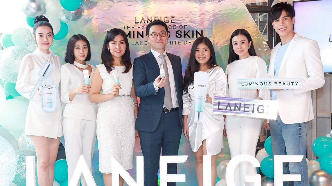 ป้องกันไว้ วุง ซอย และ ต้องจิต วุฒิปุระจักร์ เปิดตัว “LANEIGE WHITE DEW” ผลิตภัณฑ์ไวท์เทนนิ่งเพื่อปกป้องผิวจากอันตรายของแสงแดดและฝุ่นควันมลภาวะ โดยมี จรสพรรณ สวัสดิวัตน์ ณ อยุธยา และ เอวิตา ยุคล มาร่วมงานด้วย ที่ร้าน Bella Rocca เอ็มควอเทียร์ วันก่อน.