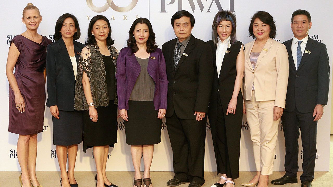 สุดยอด ชฎาทิพ จูตระกูล แถลงข่าวประกาศจุดยืน ผู้นำแห่งเศรษฐกิจสร้างสรรค์ ความคิดสร้างสรรค์และนวัตกรรมลํ้าสมัย พร้อมฉลองการเข้าสู่ปีที่ 60 สยามพิวรรธน์ โดยมี แคโรไลน์ เมอร์ฟีย์, มยุรี ชัยพรหมประสิทธิ์ และ กนกลดา ฤกษ์เกษม มาร่วมงานด้วย ที่ รร.สยาม เคมปินสกี้ วันก่อน.