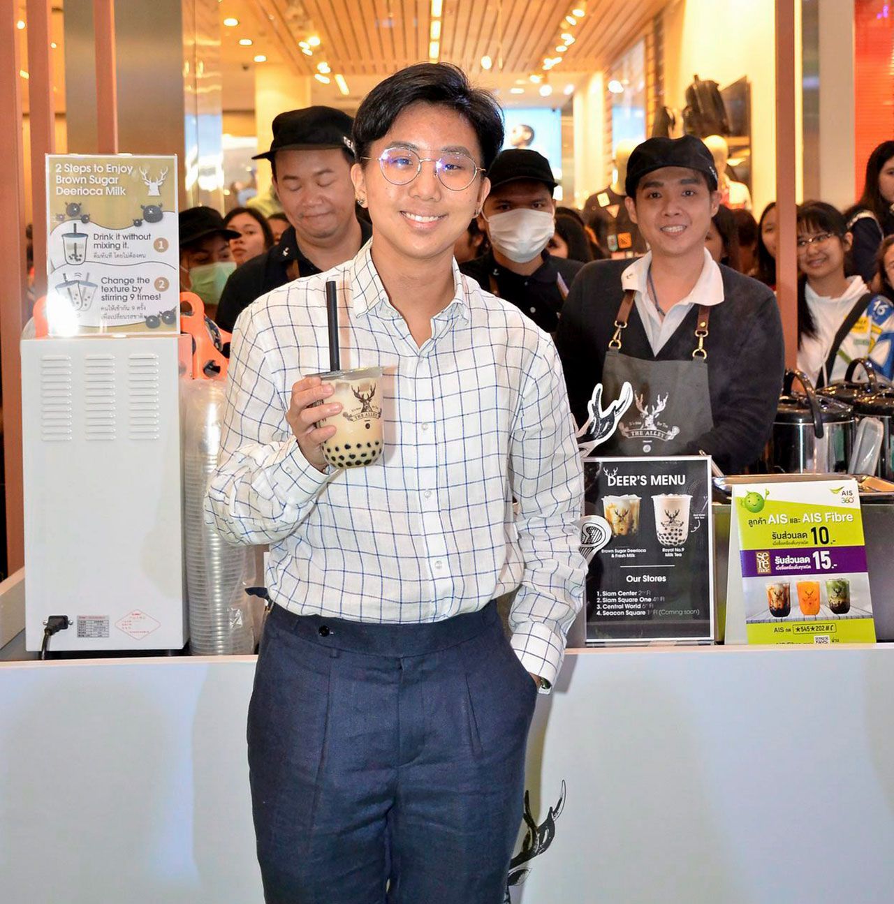 ธมลวรรณ ตั้งคารวคุณ นำชาน้ำ The Alley มาร่วมกิจกรรม.