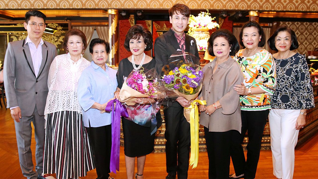 แฮปปี้เบิร์ธเดย์ - วสวัตติ์ วัฒนาศิริสมบัติ, ชดช้อย พงศ์ไพโรจน์, ประจิตรา เธียรประสิทธิ์, นลินี ปัจฉิมสวัสดิ์ และ จีรพันธ์ ศรีไกรวิน พร้อมกลุ่มเพื่อนสนิท จัดงานเลี้ยงฉลองวันเกิดให้ วี มาร์ และ นพ.ปรัชญ์ พึ่งเจษฎา ที่ห้องอาหารศาลาริมนํ้า โรงแรมแมนดาริน โอเรียนเต็ล วันก่อน.