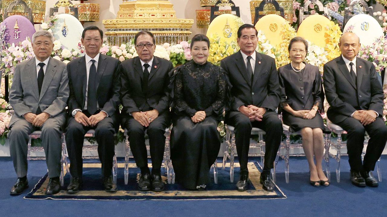 สู่สุคติ - พล.อ.สุกิจ ขมะสุนทร เป็นประธานในพิธีสวดพระอภิธรรมศพ วิชัย ศรีวัฒนประภา โดยมี พล.ต.อ.สันต์ ศรุตานนท์, พล.อ.นพ.บุญเลิศ จันทราภาส, คุณหญิงชฎา วัฒนศิริธรรม, วุฒิพันธุ์ วิชัยรัตน์ และ ดร.วิชิต สุรพงษ์ชัย มาร่วมในพิธีด้วย ที่วัดเทพศิรินทราวาส วันก่อน.