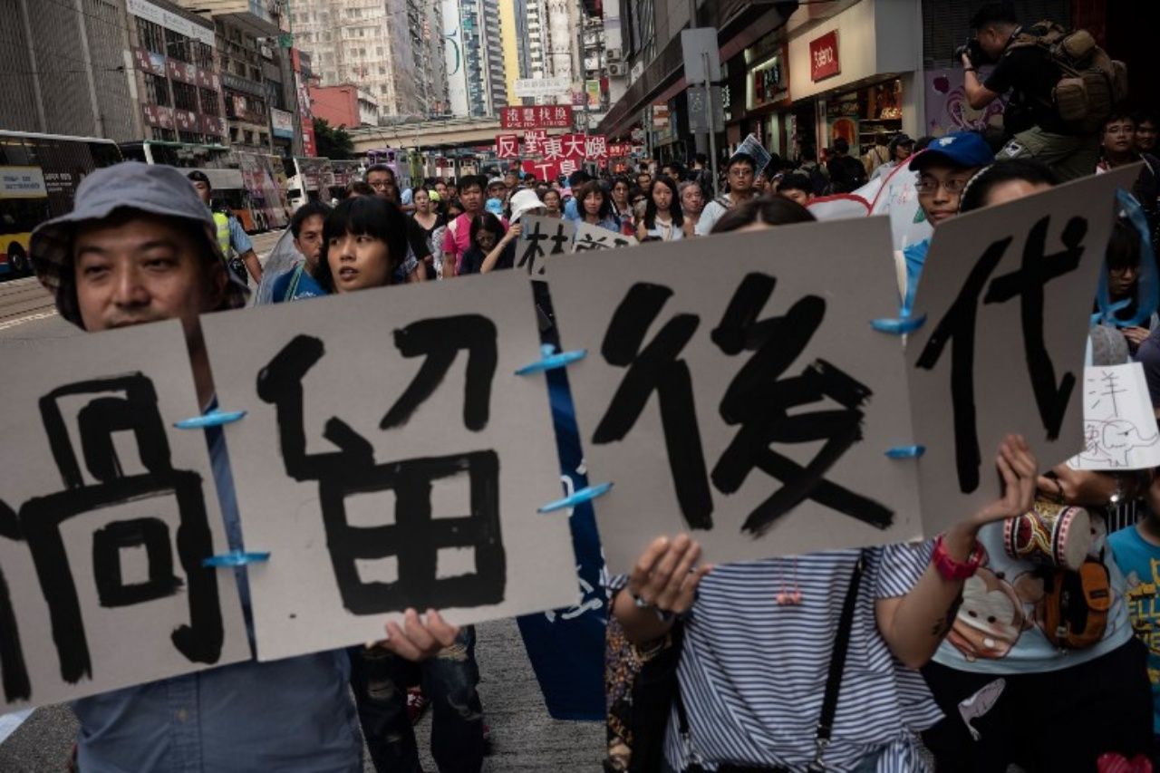 ชาวฮ่องกงออกมาเดินขบวนต่อต้านรัฐบาลประกาศแผนถมทะเล สร้างเกาะเทียม ในพื้นที่เกาะลันเตา ตั้งงบไว้สูงถึง 2.4 ล้านล้านบาท