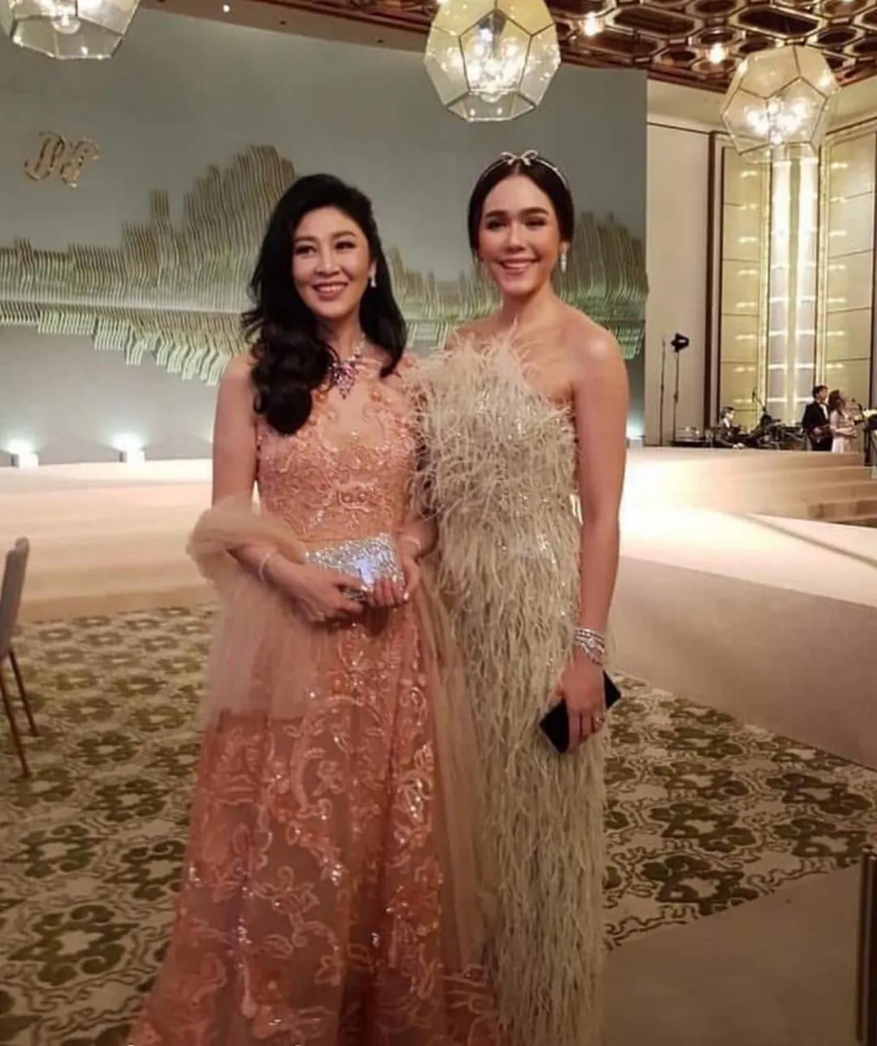 "ยิ่งลักษณ์ ชินวัตร" และ "ชมพู่ อารยา เอ ฮาร์เก็ต" สวยกินกันไม่ลง