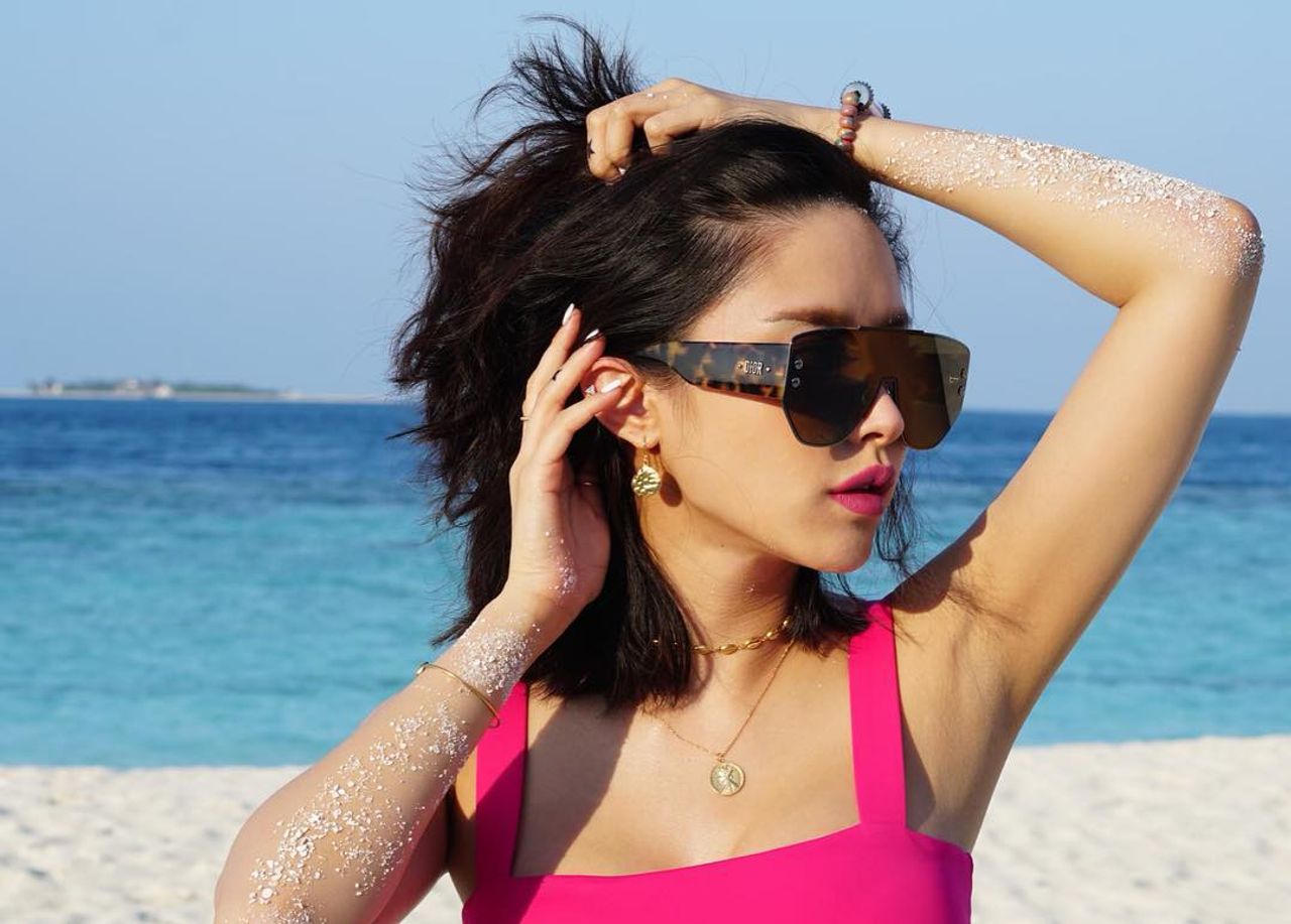 น้ำชา ชีรณัฐ ในชุดว่ายน้ำบิกินีสีชมพู ขอบคุณภาพจากไอจี @namcha_tea