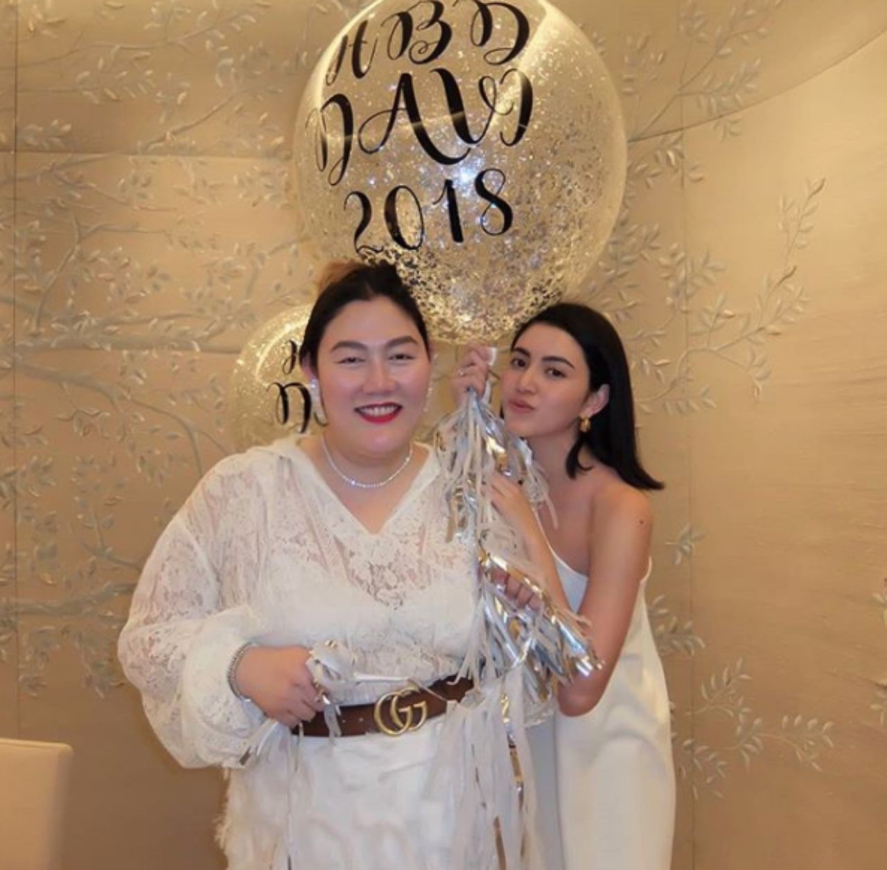 ใหม่ ดาวิกา และเกล้า น้ำพราว ผู้จัดการส่วนตัว