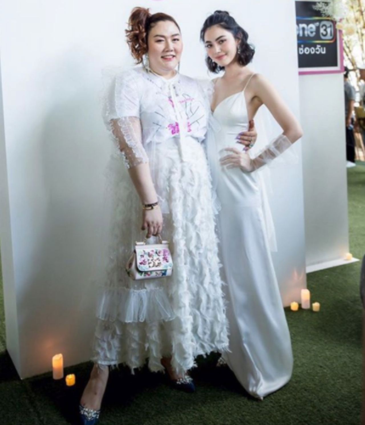 ใหม่ ดาวิกา และเกล้า น้ำพราว ผู้จัดการส่วนตัว