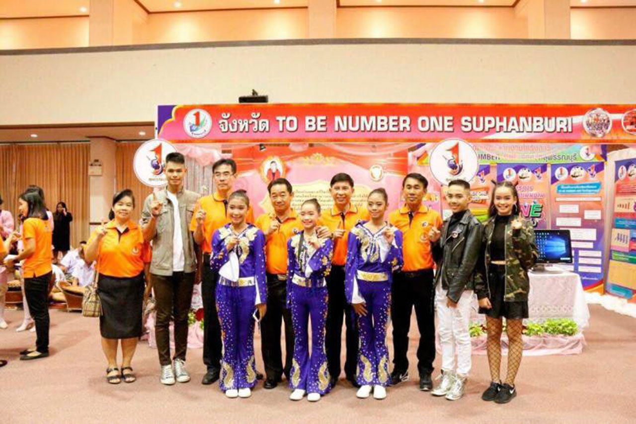 นายนิมิต วันไชยธนวงศ์ ผวจ.สุพรรณบุรี และ นายบุญชู จันทร์สุวรรณ นายก อบจ.สุพรรณบุรี สนับสนุนจัดประกวด “ทูบีนัมเบอร์วัน สุพรรณบุรี”.