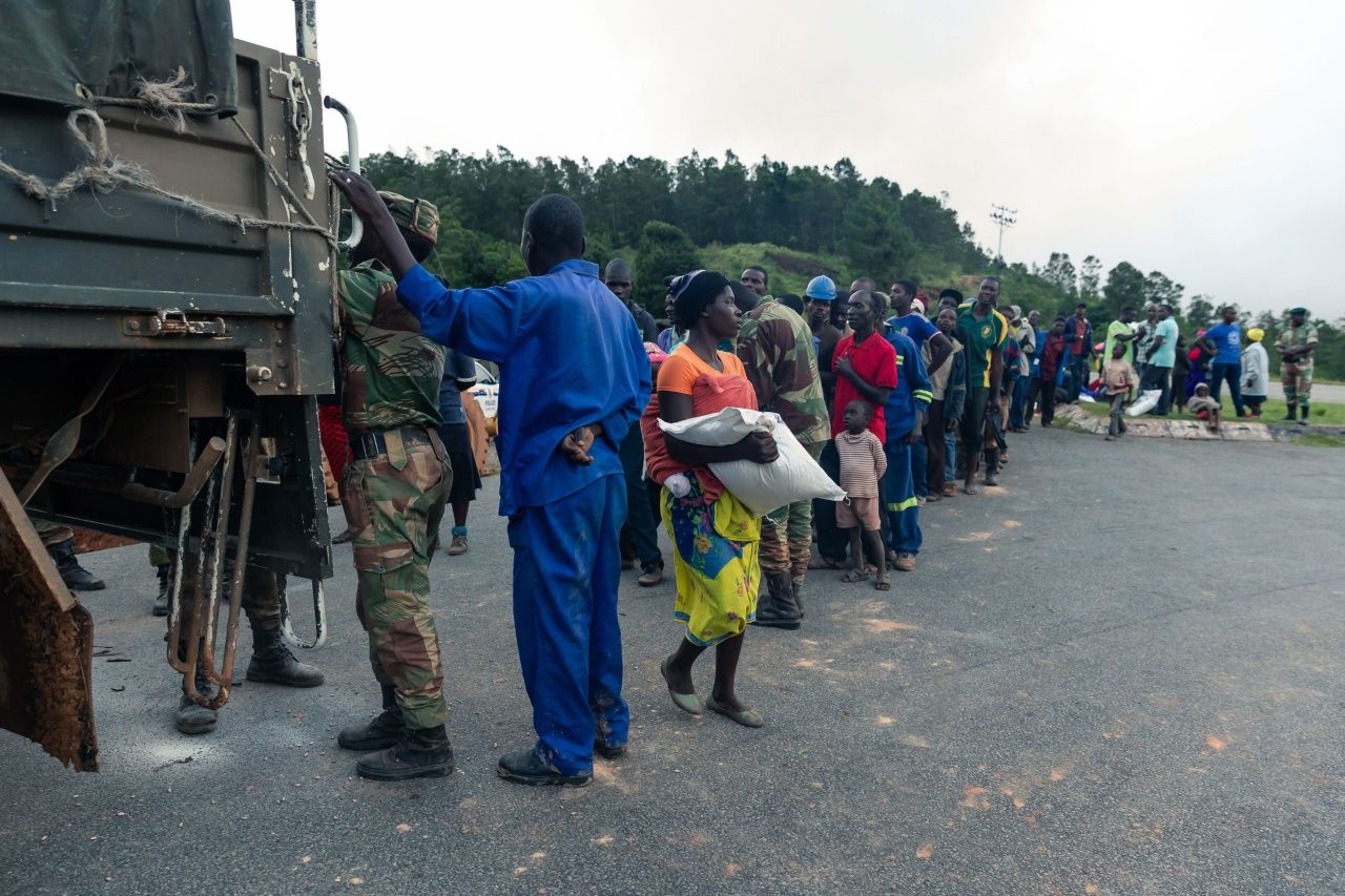 ชาวโมซัมบิกเข้าแถวยาวเหยียดเพื่อรับเสบียงอาหาร