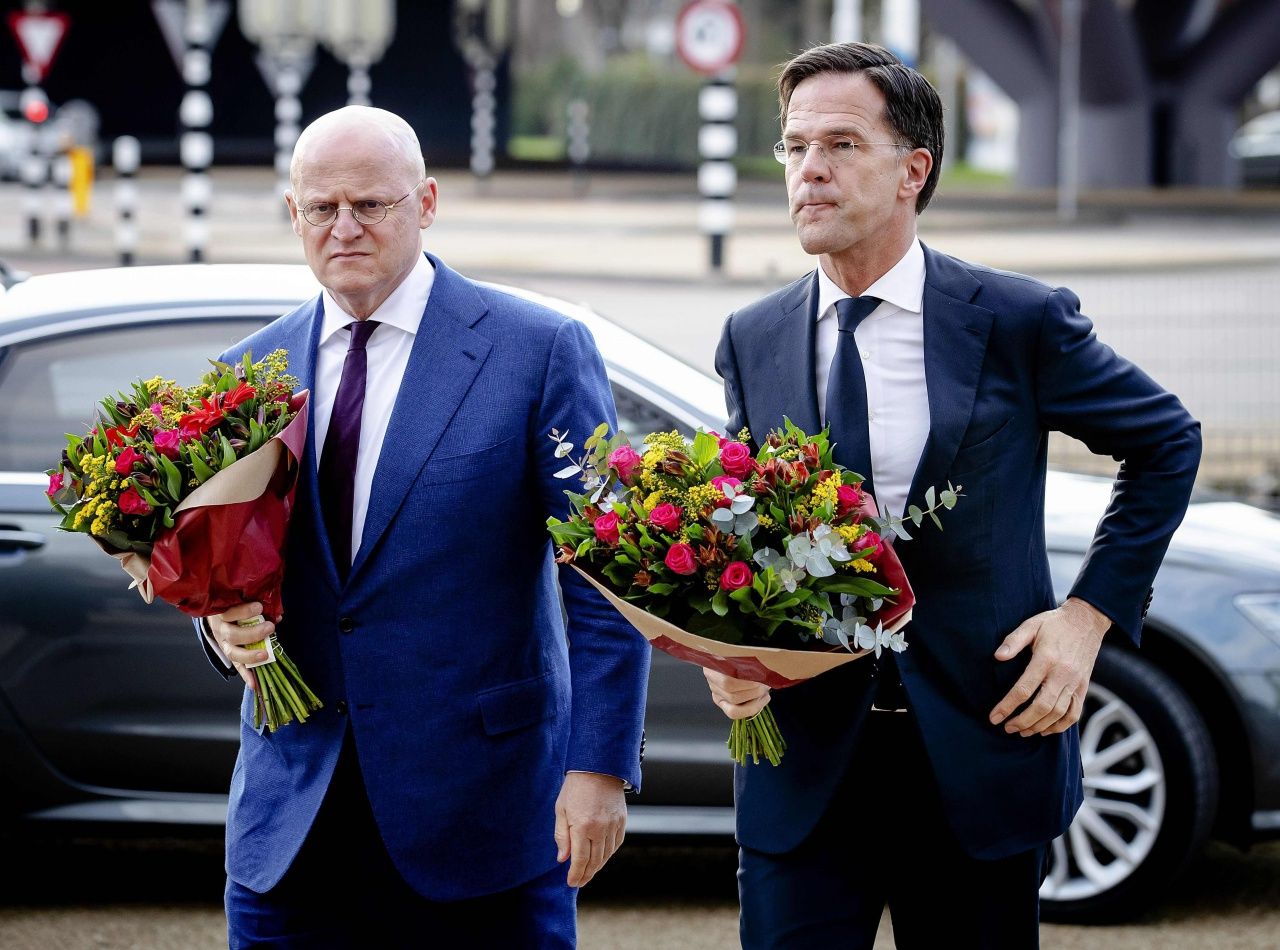 เฟอร์ดินาน กรัปเปอร์เฮาส์ รัฐมนตรีกระทรวงยุติธรรมและนาย มาร์ค รุตเตอ นายกรัฐมนตรีเนเธอร์แลนด์ นำดอกไม้ไปร่วมวัยอาลัยผู้เสียชีวิตในเหตุยิงบนรถราง
