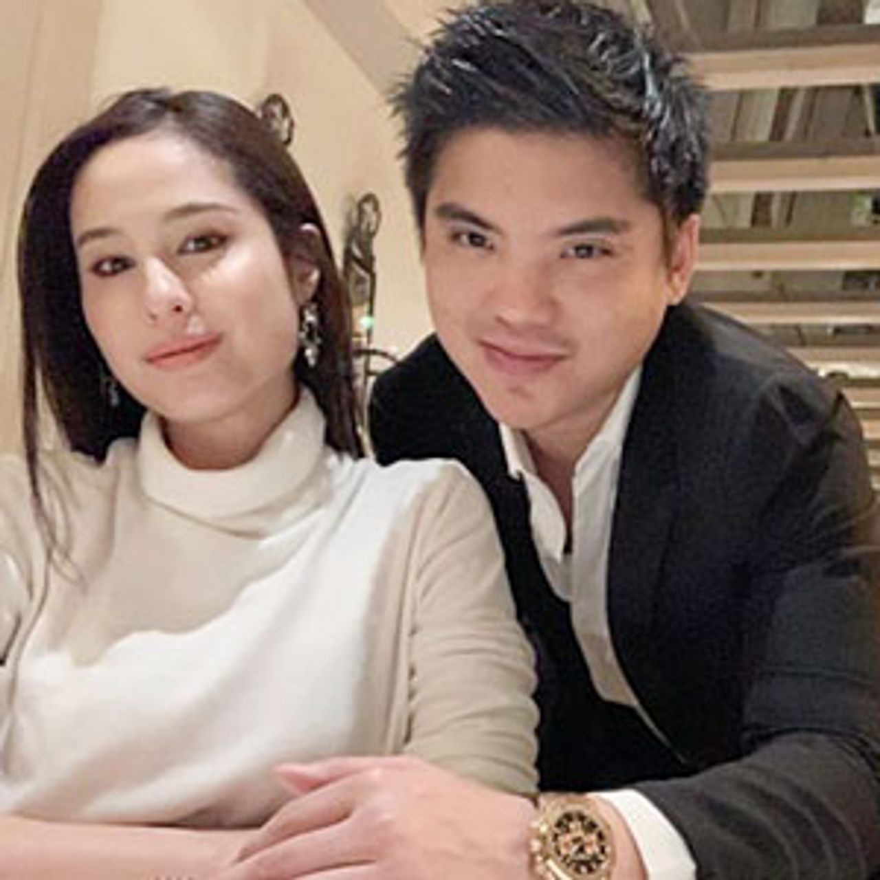 ไม่ต้องพูดเยอะเจ็บคอ!! คู่รักหวานเจี๊ยบ ขวัญ-อุษามณี กับ ไฮโซแพทริค พร้อมใจโพสต์รูปคู่ ใส่อิโมจิรูปหัวใจสีแดงเหมือนกัน (อี๊กกกก)...เรียกว่าสวีตหวานประหารคนโสดชัดๆ.