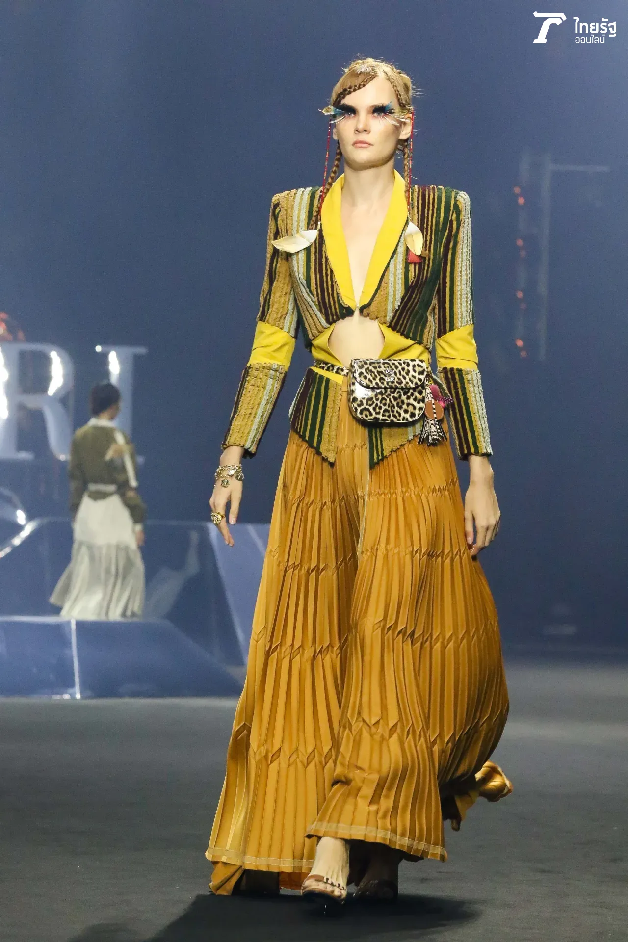 สะกดทุกสายตา แฟชั่นโชว์ SIRIVANNAVARI SS19 งดงาม นำเทรนด์