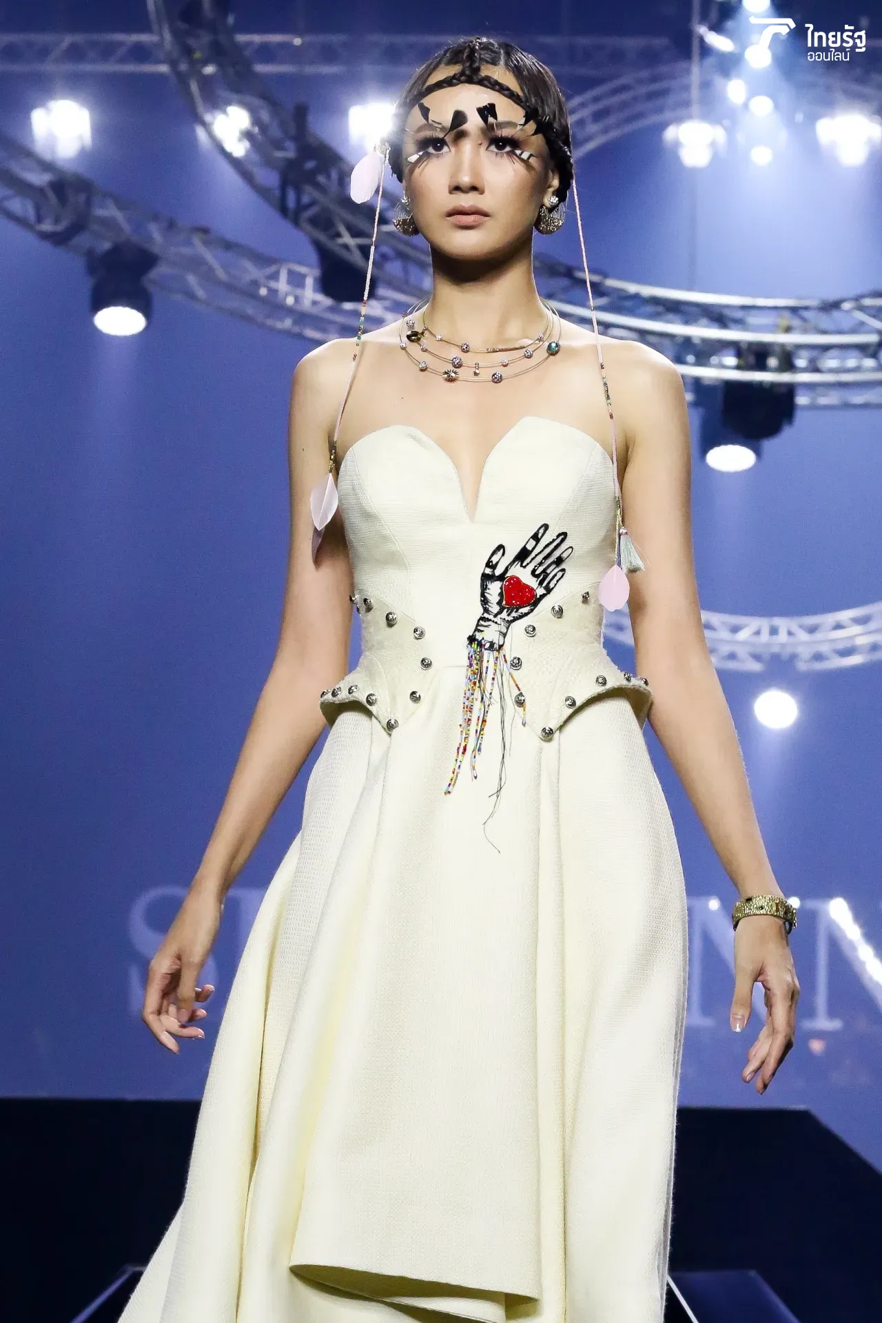 สะกดทุกสายตา แฟชั่นโชว์ SIRIVANNAVARI SS19 งดงาม นำเทรนด์