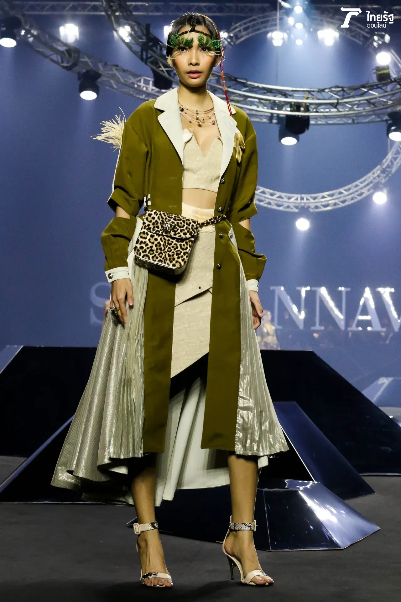 สะกดทุกสายตา แฟชั่นโชว์ SIRIVANNAVARI SS19 งดงาม นำเทรนด์
