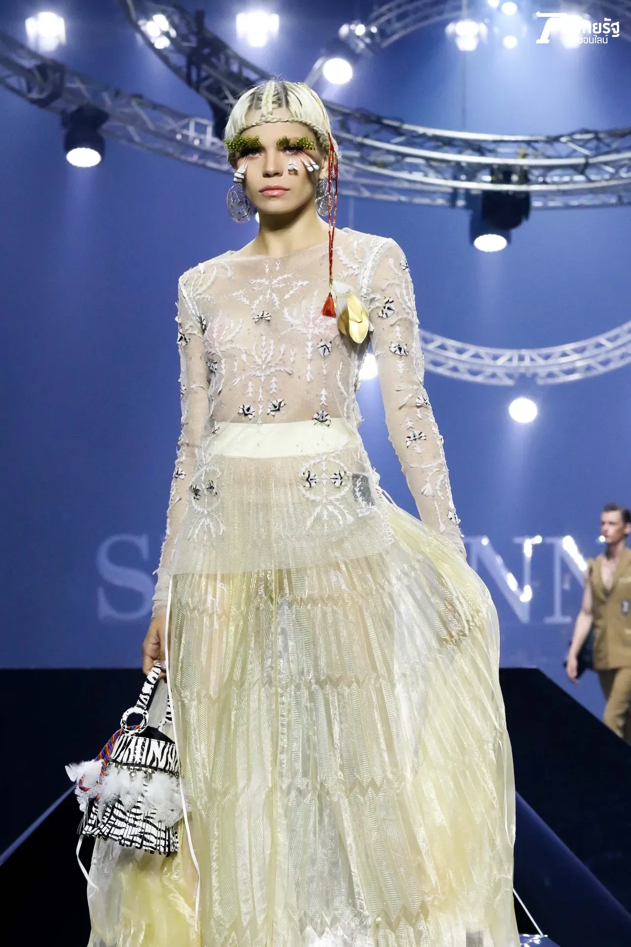 สะกดทุกสายตา แฟชั่นโชว์ SIRIVANNAVARI SS19 งดงาม นำเทรนด์