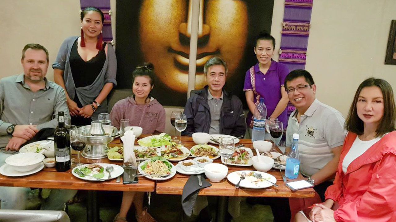 อุดหนุนร้านไทย อภิรักษ์ แพพ่วง ทูตพาณิชย์ และ ชวนล ผิวนิล ผช.ทูตพาณิชย์ พร้อมคณะจาก สนง.ส่งเสริมการค้าในต่างประเทศ ณ กรุงพริทอเรีย แอฟริกาใต้ ไปอุดหนุนร้านอาหาร ที่เมืองเดอบิน ได้รับตรา WRhai Select.