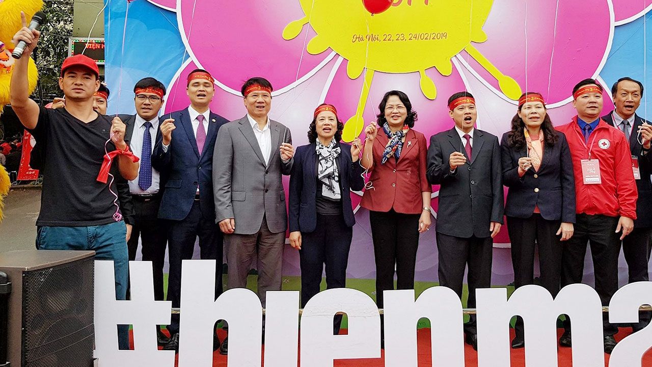งานใหญ่ ดั่ง ถิ หง็อก ถิ่ญ รองประธานาธิบดีเวียดนาม เปิดงาน “มหกรรมบริจาคโลหิตแห่งชาติ ครั้งที่ 12” มีสภากาชาดเวียดนาม และบริษัท ซี.พี.เวียดนาม คอร์ปอเรชั่น สนับสนุน ที่สถาบันโลหิตแห่งชาติ กรุงฮานอย.