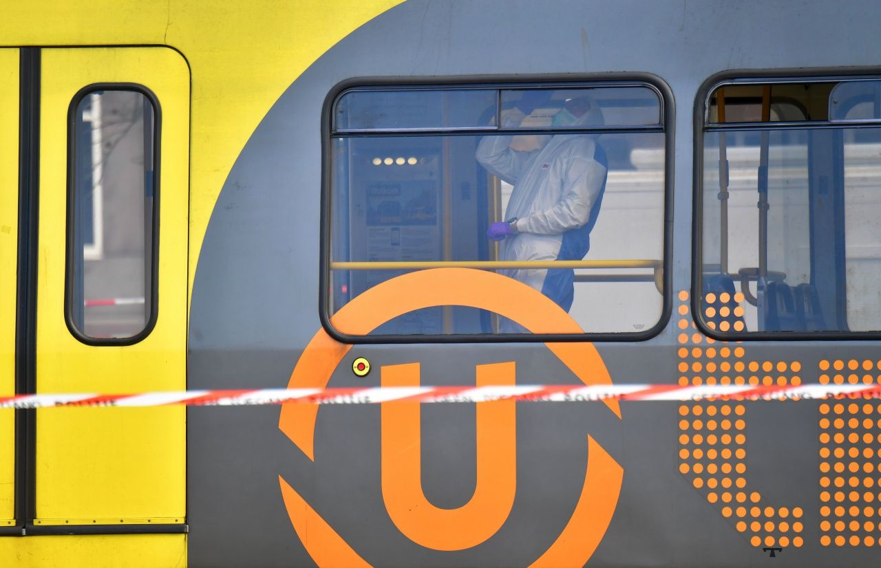 เจ้าหน้าที่ตรวจหาหลักฐานบนรถรางที่เกิดเหตุ