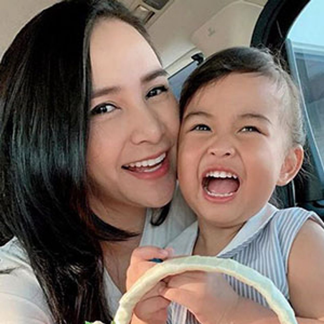 ตัวเองทำผลิตภัณฑ์ความงาม กระแต-ศุภักษร ยังทำน้ำแร่ธรรมชาติให้ลูกสาว เจ้าขา โดยเอาชื่อมาเป็นแบรนด์ สนใจเข้าไปสั่งซื้อได้ที่ไลน์ @jaoka_spring water เลยจร้า.