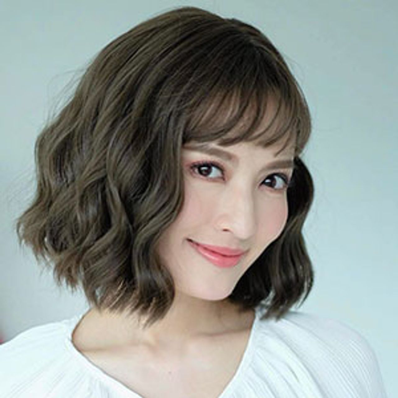 คราวก่อนทำผมม้าจนฮือฮา ล่าสุดส่องไอจี bew_makeup เห็นจับ แอฟ-ทักษอร ลองทำหน้าม้าในลุคผมสั้นอั๊ยย่ะ กระชากวัย แม่แอฟแอ๊บแบ๊ว ลงไปตั้งหลายขวบ.
