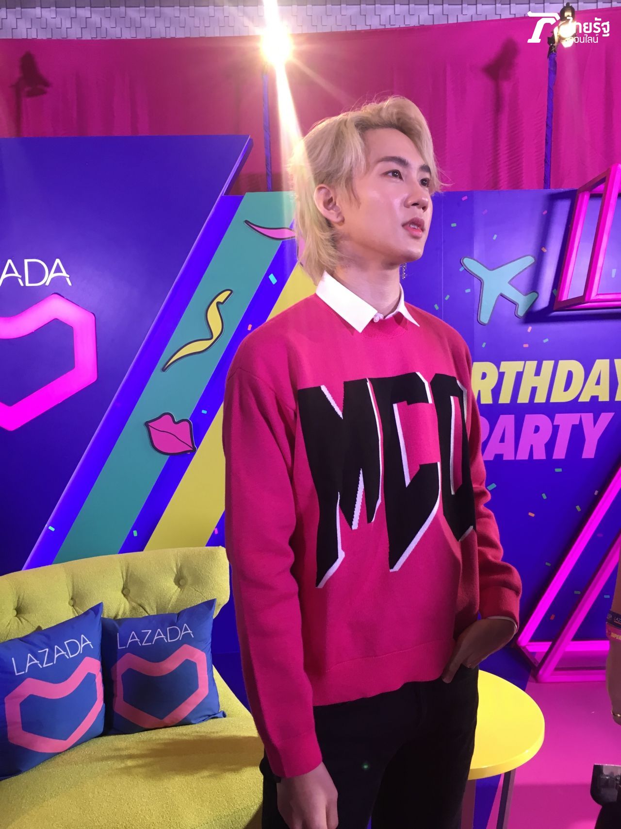 ผมทองเด่นมาแต่ไกล กัปตัน ชลธร 