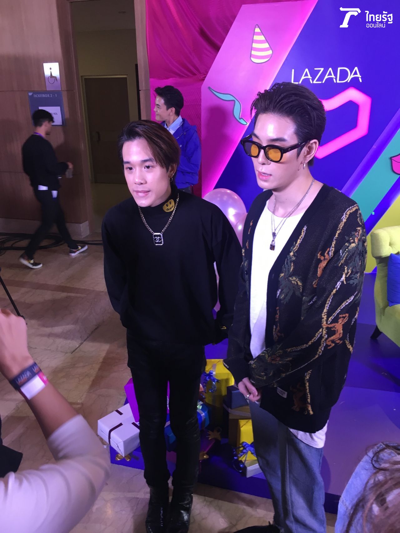 สองหล่อขาวใสจัง เจเจ กฤษณภูมิ, เจมส์ ธีรดนย์