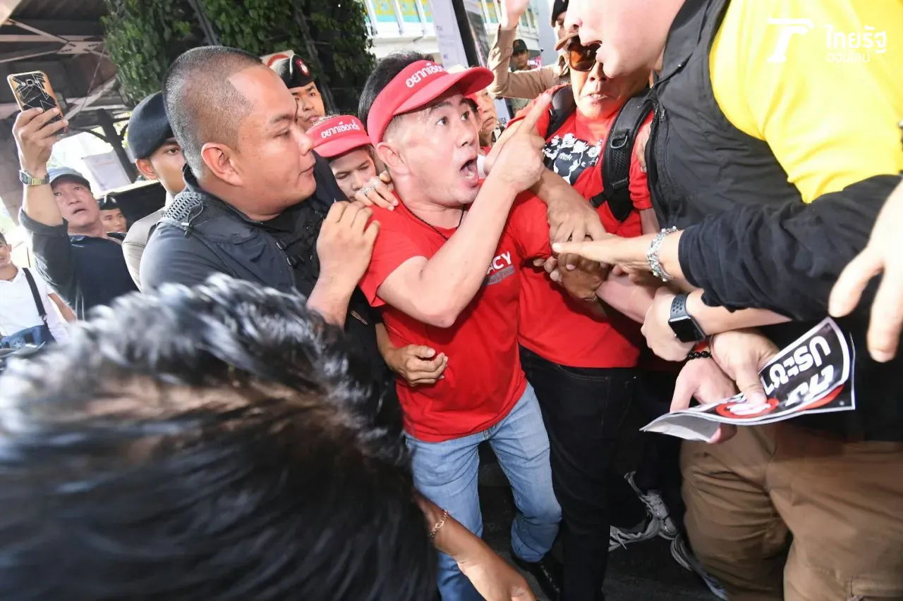 ไล่กกต.เดือด! ตร.หิ้วแดง เดินปิดถนนราชประสงค์-อนุสาวรีย์ชัยฯ 
