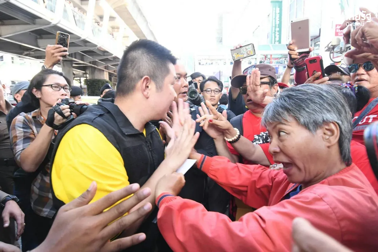 ไล่กกต.เดือด! ตร.หิ้วแดง เดินปิดถนนราชประสงค์-อนุสาวรีย์ชัยฯ 