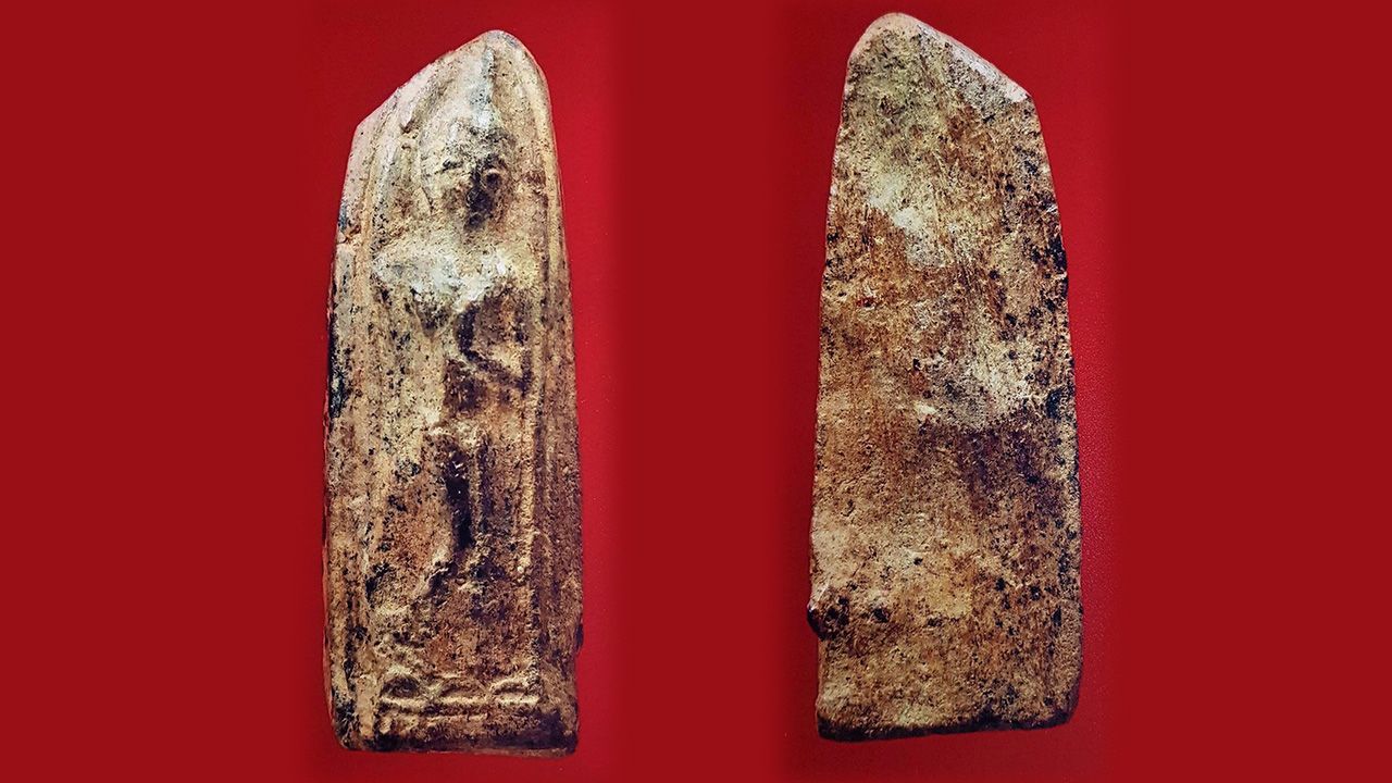 พระกำแพงลีลา กลีบจำปา กรุลานทุ่งเศรษฐี กำแพงเพชร ของปรีดา คูวิบูลย์ศิลป์.