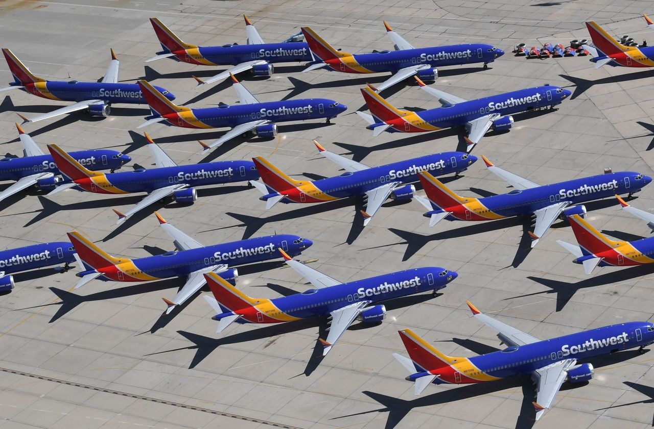 เครื่องบินโบอิ้ง 737 Max กว่าสิบลำ ของสายการบินเซาท์เวสต์ แอร์ไลน์สจอดอยู่บนลานเก็บในสหรัฐฯ ขณะถูกระงับใช้งาน