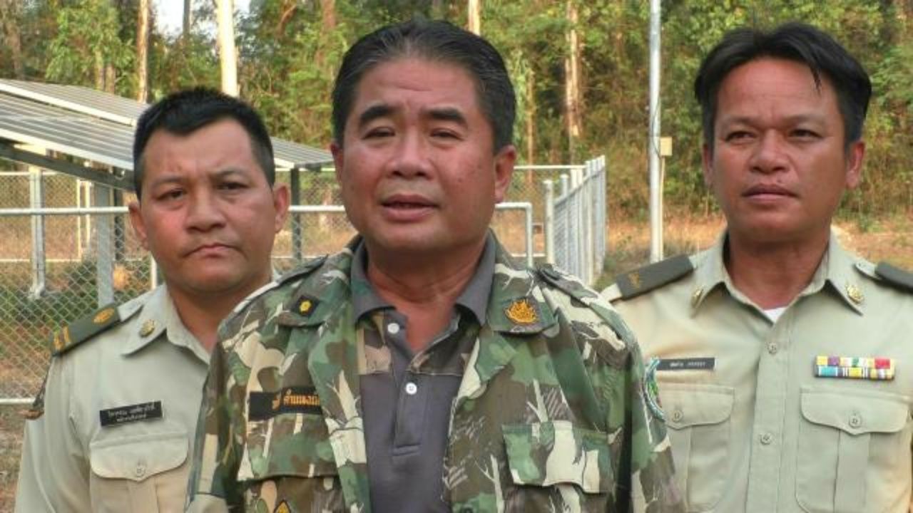 นายทวีป คำแพงเมือง หัวหน้าเขตรักษาพันธุ์สัตว์ป่าภูวัว (คนกลาง)