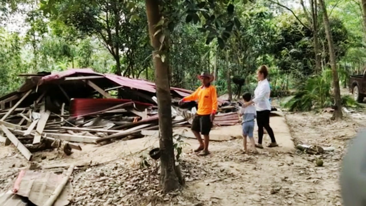 บ้านพังทั้งหลัง