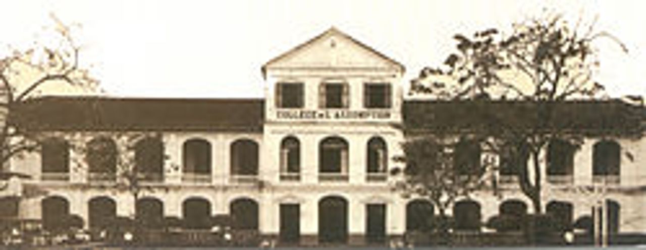 ตึกเก่า กล่าวได้ว่าเป็นหนึ่งในสัญลักษณ์สำคัญของโรงเรียนอัสสัมชัญในอดีต ซึ่งปัจจุบันได้ถูกรื้อถอนไป เพื่อนำที่ดินมาใช้สร้าง ตึก ฟ.ฮีแลร์