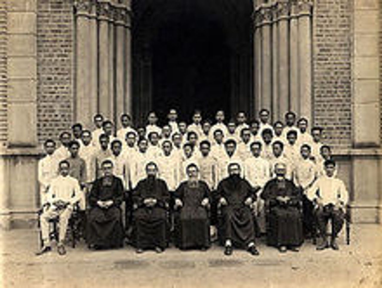 เหล่าคณะภราดาคณะเซนต์คาเบรียลที่มารับช่วงต่อจากคุณพ่อกอลมเบต์