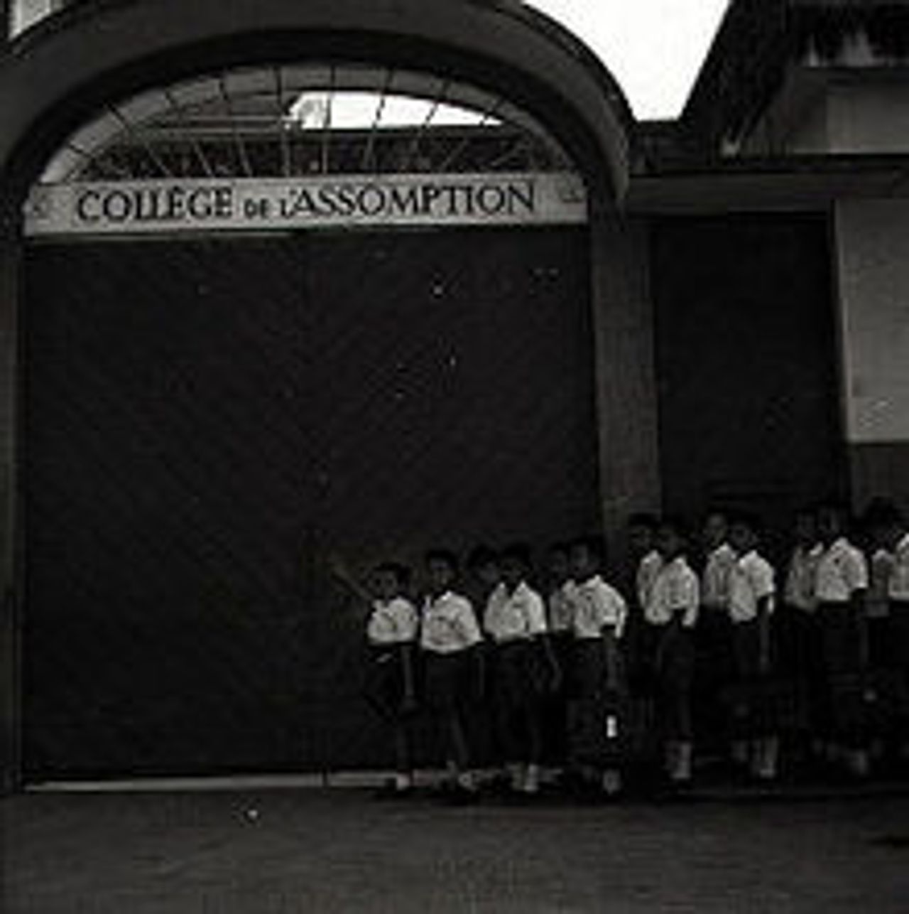 ประตูรั้วโรงเรียนอาซมซาน กอเล็ศ