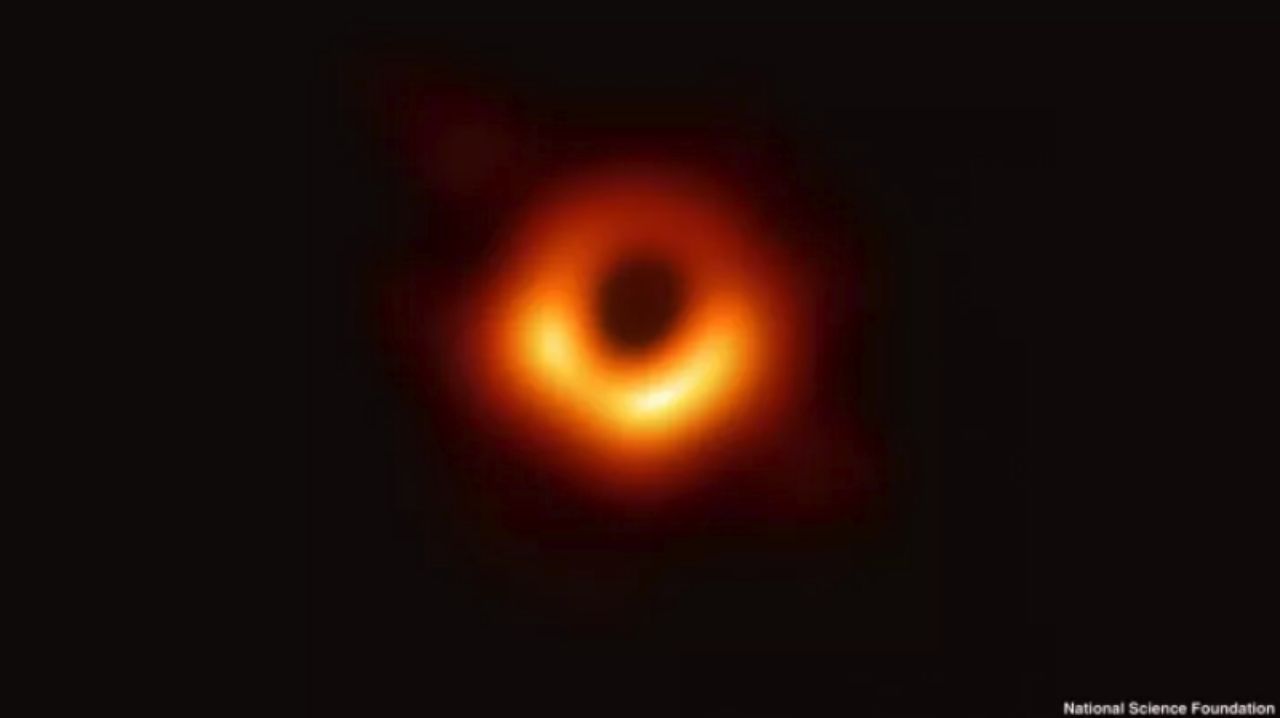 ภาพถ่ายแรกของ 