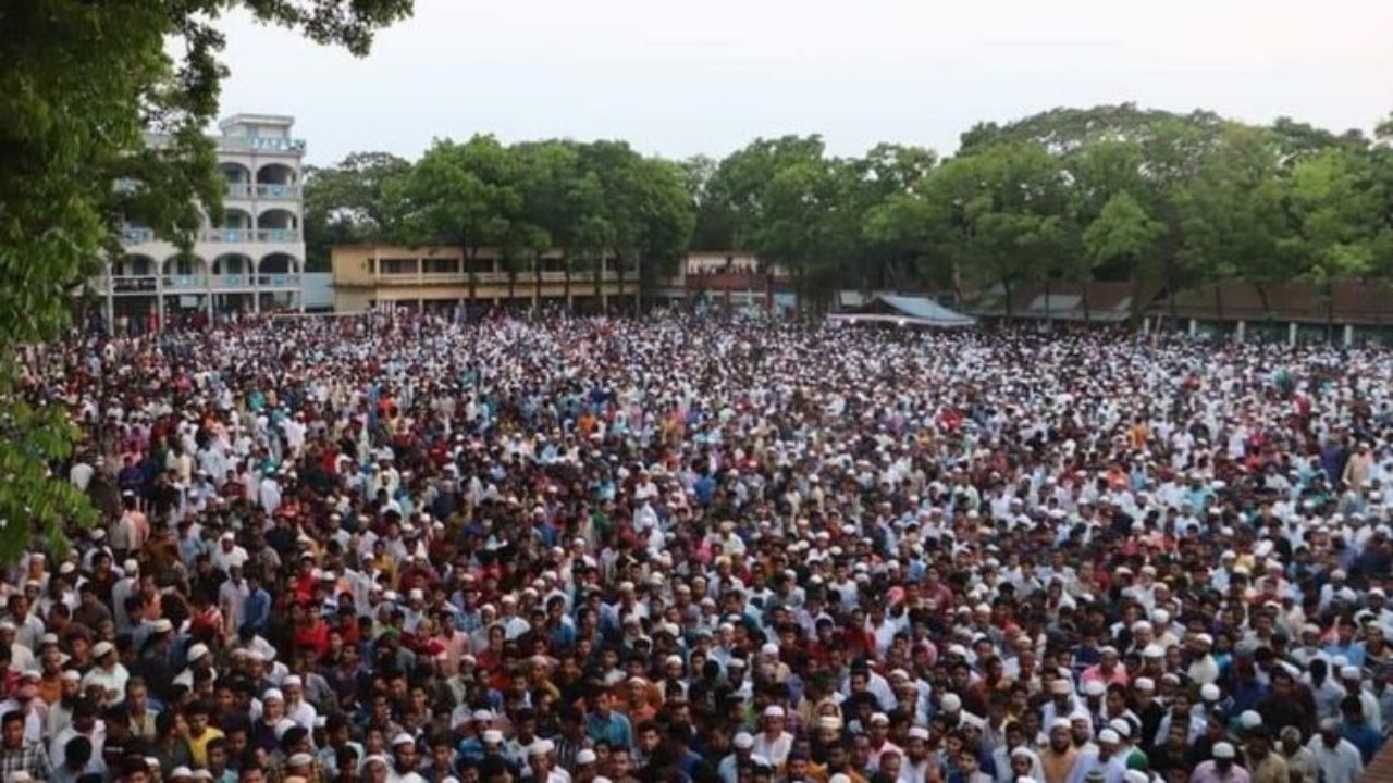 ผู้คนจำนวนมากมาร่วมงานศพของนุสรัต (ภาพจาก BBC / SHAHADAT HOSSAIN)
