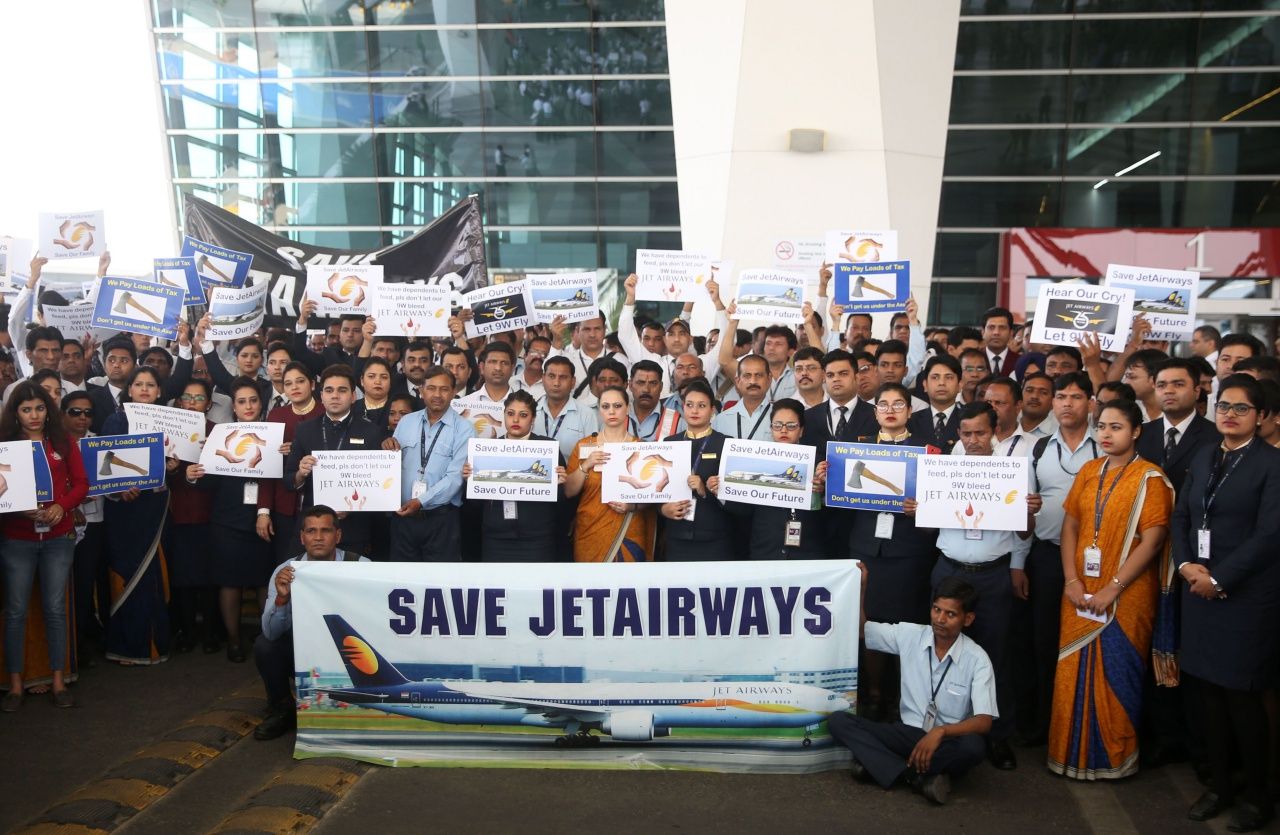 พนักงานของเจ็ท แอร์เวย์ส ชุมนุมเรียกร้องให้ทางการช่วยเหลือสายการบินแห่งนี้